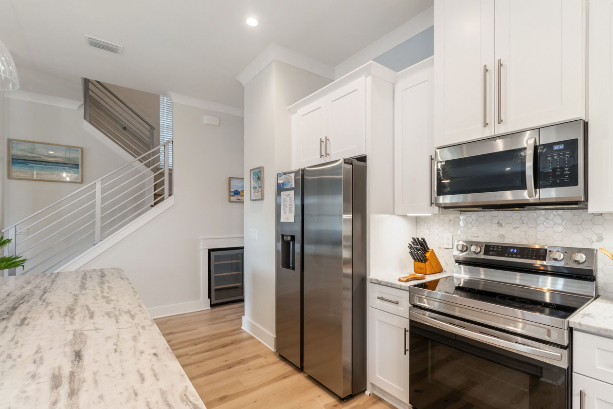 Fully equipped kitchen with bonus wine cooler