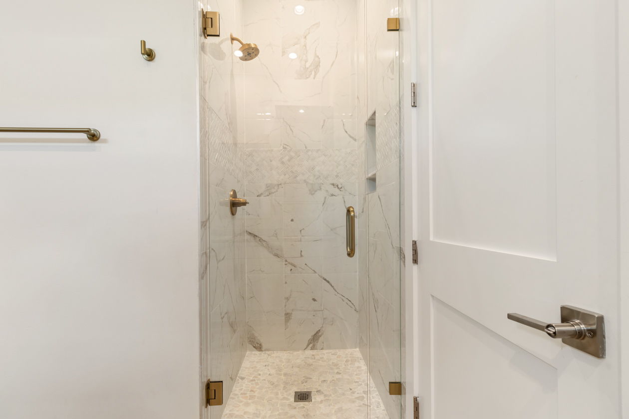 Guest king bedroom 2 walk-in shower