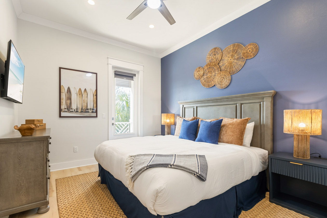 Guest king bedroom 3 with balcony access - second floor