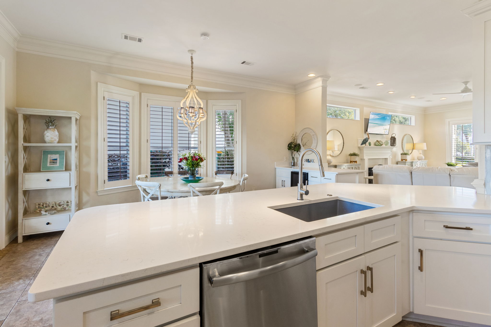 Spacious kitchen counter