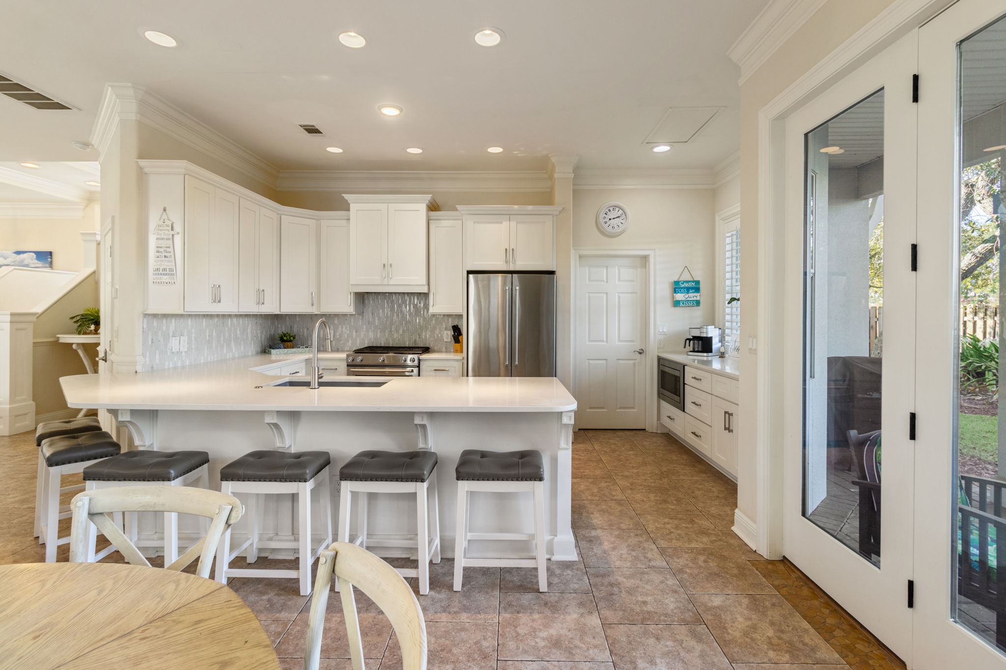 Open dining to kitchen area