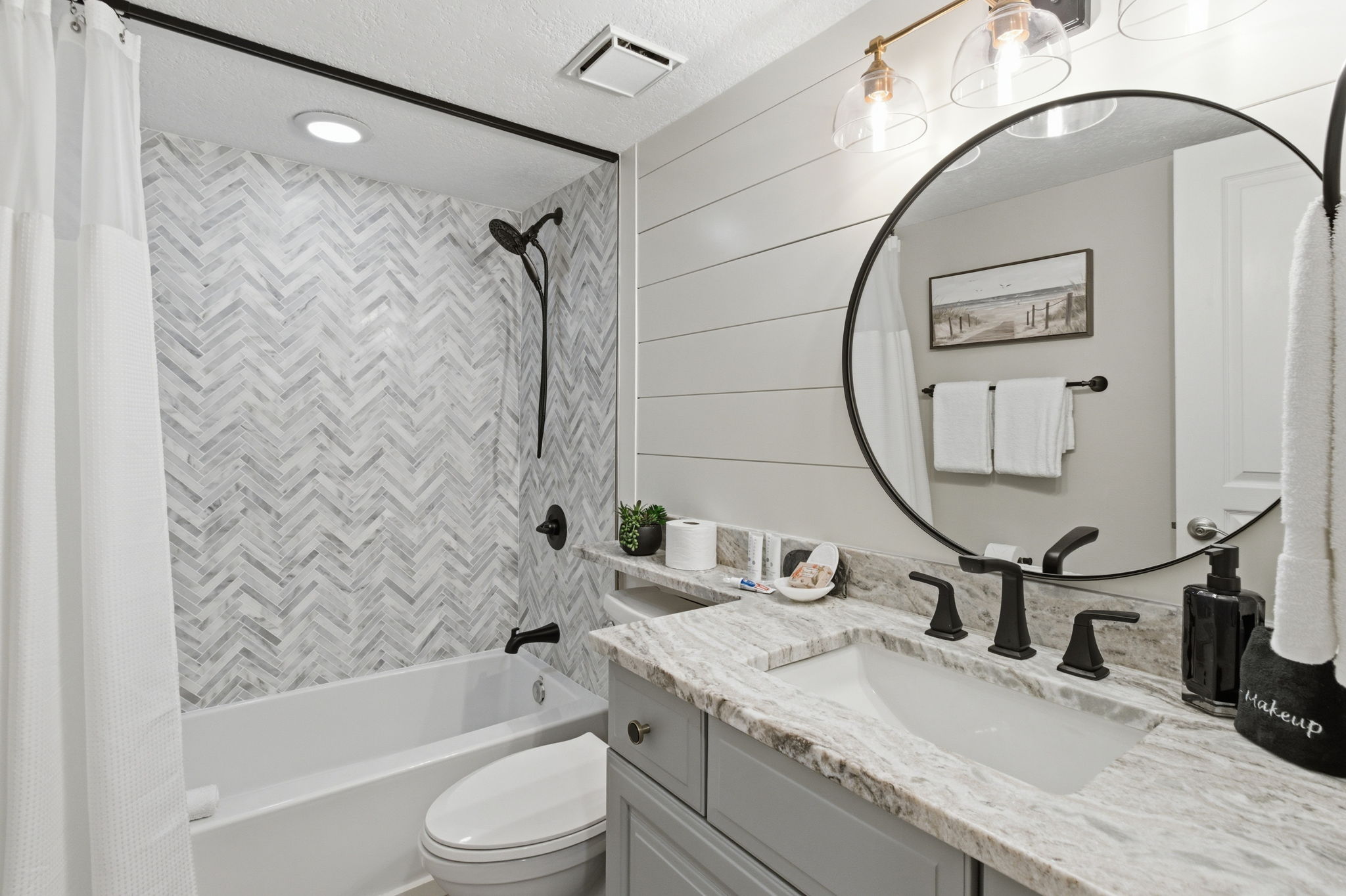 Guest bathroom with shower/tub combo