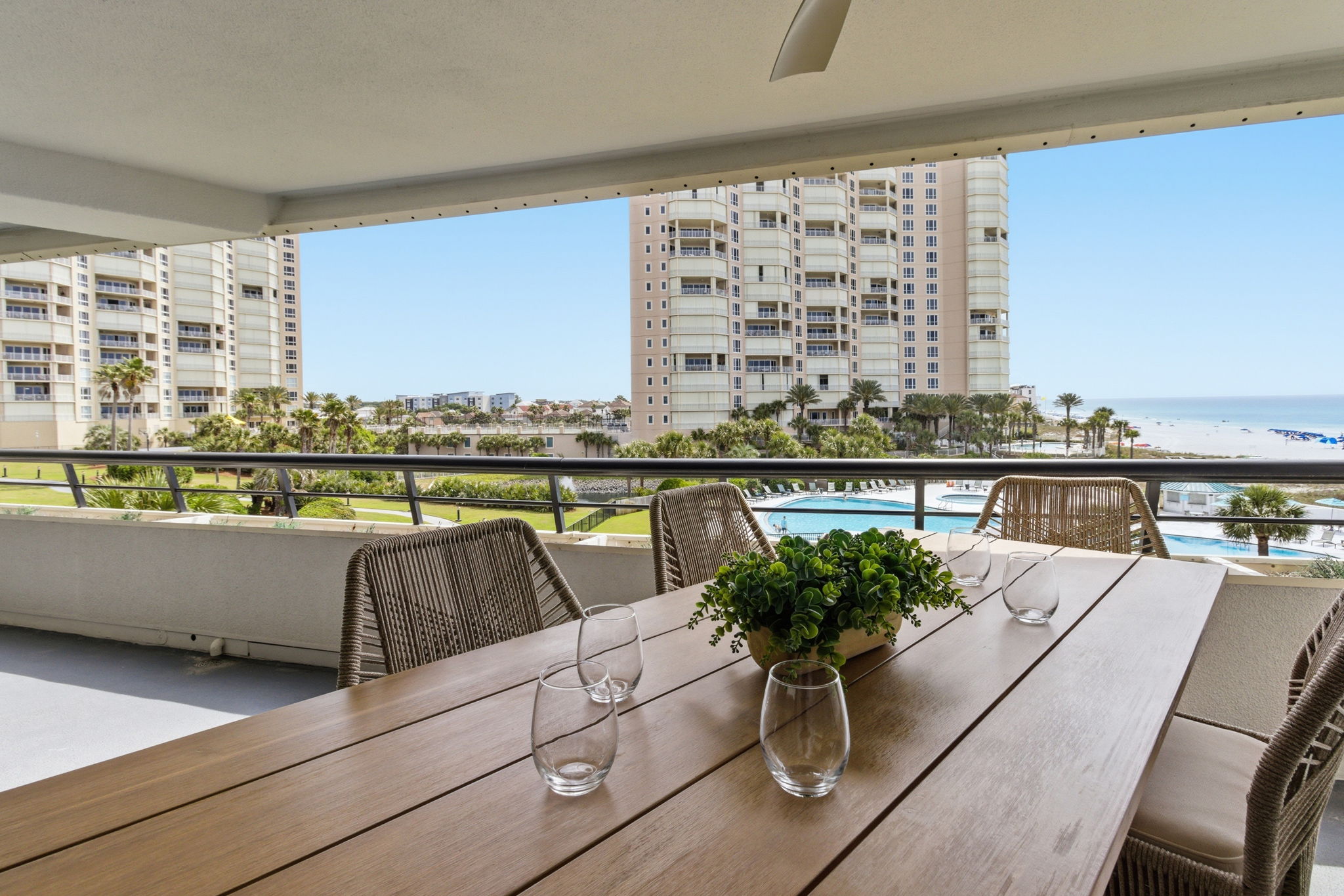 Balcony dining overlooking the pool
