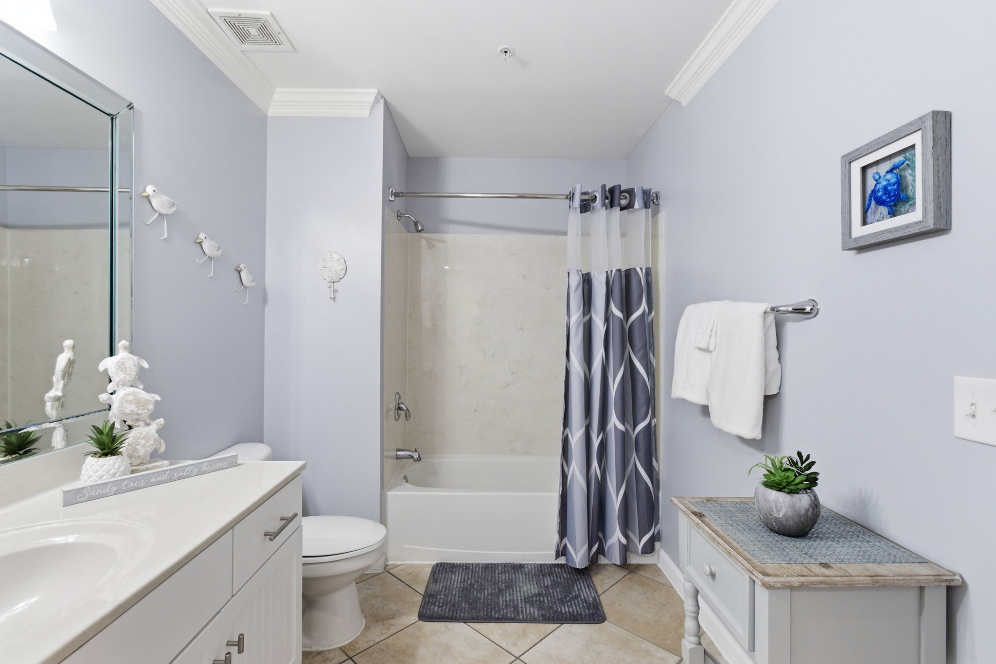 Primary ensuite with shower/tub combo