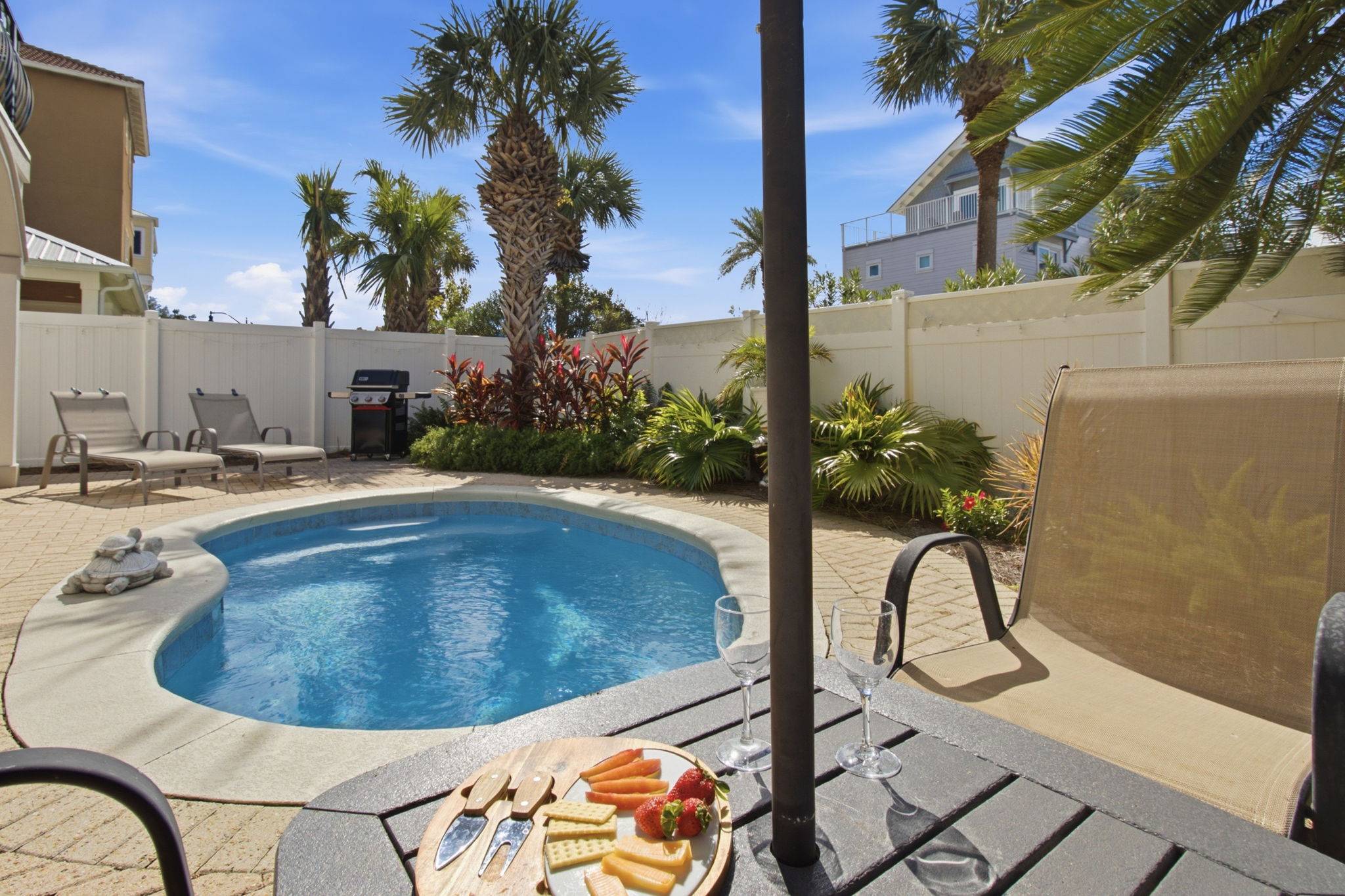 Private pool and dining tables