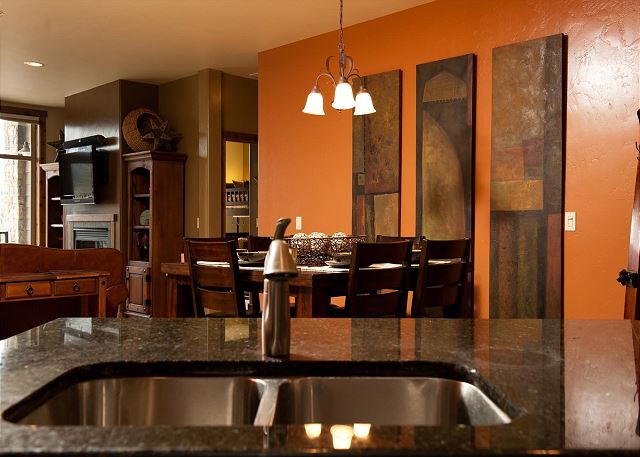 New Luxury Condo Steps to Lifts - Amazing Views 8