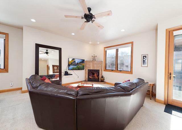 Luxury Townhome - 4 Miles from Downtown - AC in Bedrooms 5