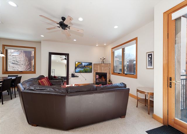 Luxury Townhome - 4 Miles from Downtown - AC in Bedrooms 4