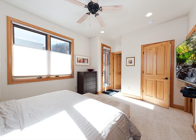 Luxury Townhome - 4 Miles from Downtown - AC in Bedrooms 9