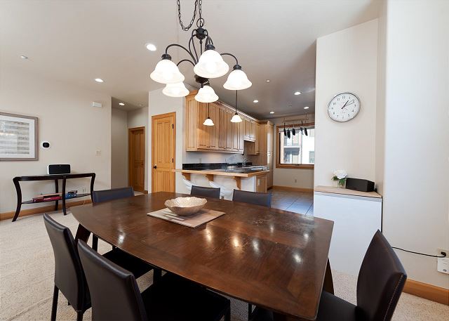 Luxury Townhome - 4 Miles from Downtown - AC in Bedrooms 8