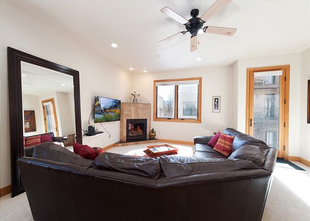 Luxury Townhome - 4 Miles from Downtown - AC in Bedrooms 3