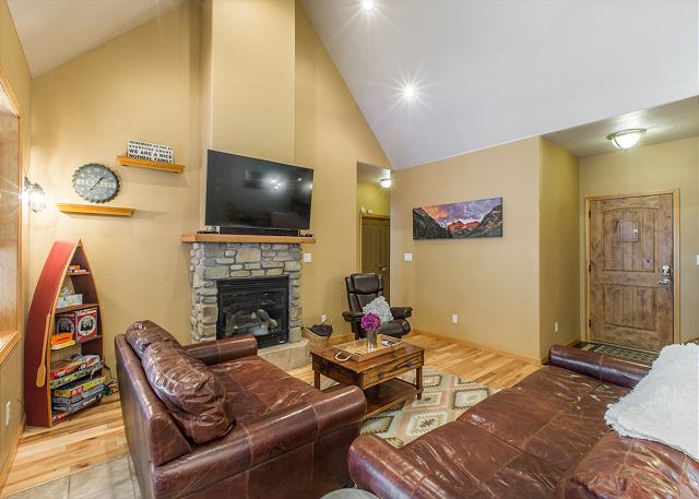 Close to Downtown - Two Ensuite Bedrooms - Private Back Deck Area - Sleeps 8 8