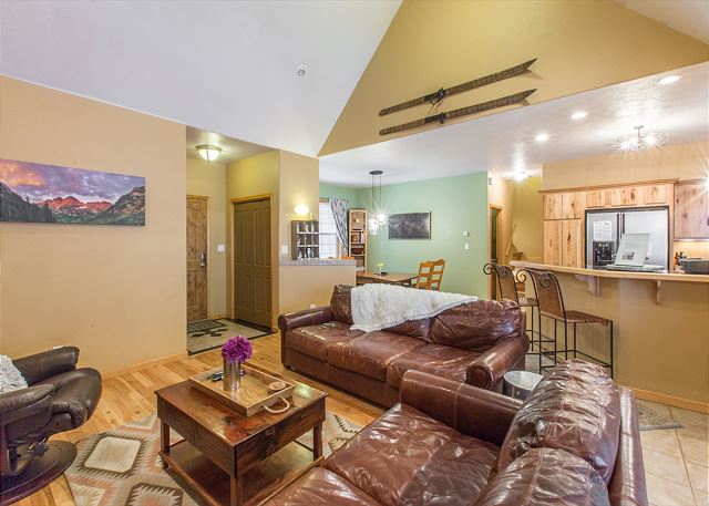 Close to Downtown - Two Ensuite Bedrooms - Private Back Deck Area - Sleeps 8 7