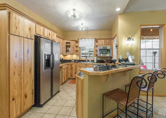 Close to Downtown - Two Ensuite Bedrooms - Private Back Deck Area - Sleeps 8 10