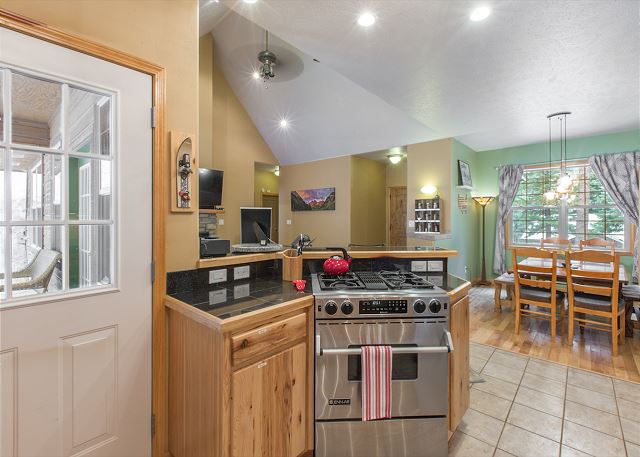 Close to Downtown - Two Ensuite Bedrooms - Private Back Deck Area - Sleeps 8 9