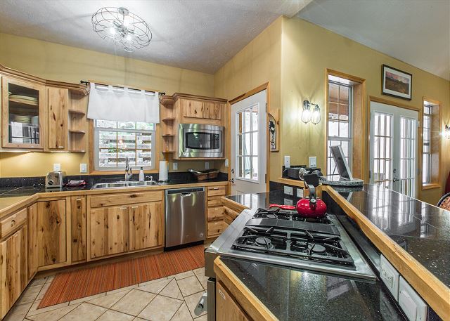 Close to Downtown - Two Ensuite Bedrooms - Private Back Deck Area - Sleeps 8 4