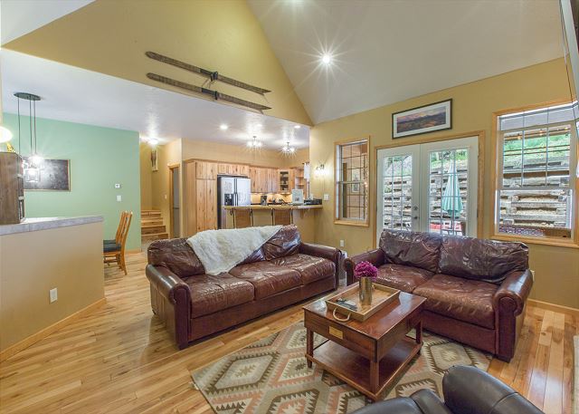 Close to Downtown - Two Ensuite Bedrooms - Private Back Deck Area - Sleeps 8 2