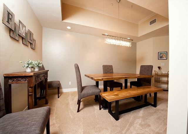 Downtown Luxury Condo - 1 Block to Main Street and Train 7