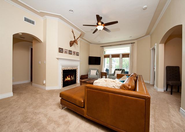 Downtown Luxury Condo - 1 Block to Main Street and Train 3