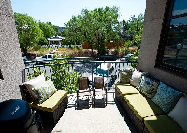 Downtown Luxury Condo - 1 Block to Main Street and Train 4