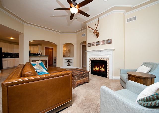 Downtown Luxury Condo - 1 Block to Main Street and Train 2