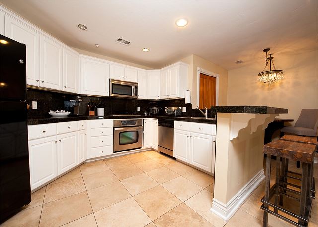 Downtown Luxury Condo - 1 Block to Main Street and Train 5