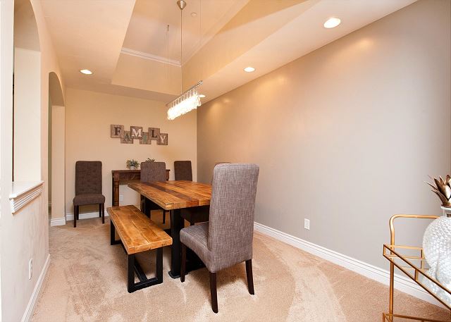 Downtown Luxury Condo - 1 Block to Main Street and Train 6