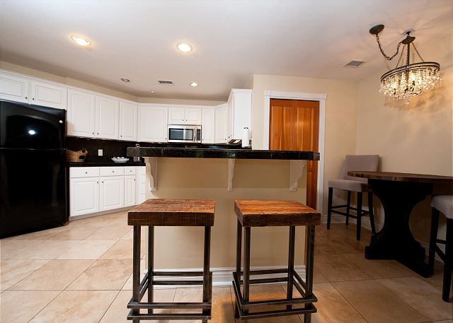 Downtown Luxury Condo - 1 Block to Main Street and Train 8