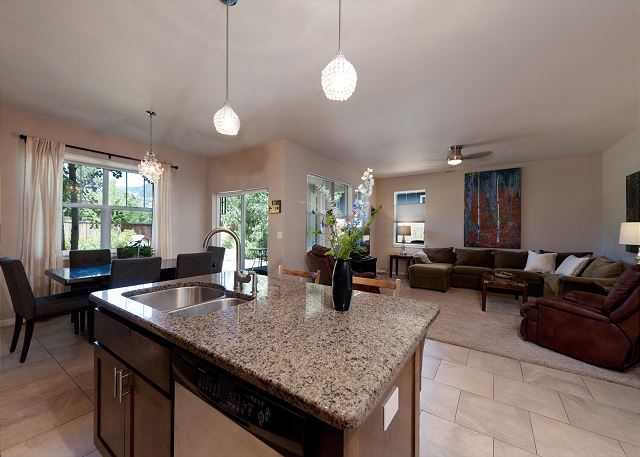 Modern Home 2 Miles from Downtown DGO - Pet Friendly - Fenced Yard (30+ Day) 10