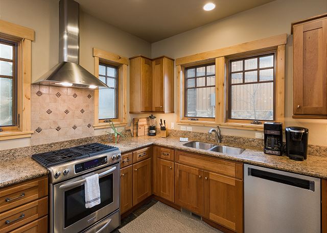 Home Across from Purg - Hot Tub/Pool Table and Great Views - Shuttle 7