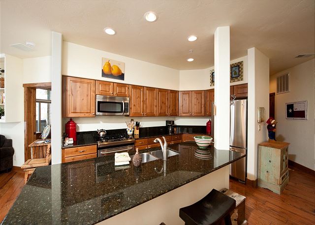 Luxury Condo by Main Plaza - Walk to Slopes 7