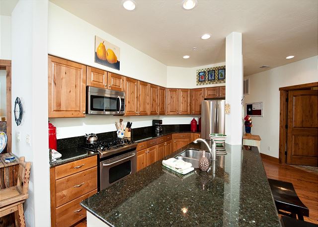 Luxury Condo by Main Plaza - Walk to Slopes 8