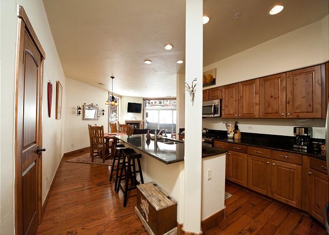 Luxury Condo by Main Plaza - Walk to Slopes 5