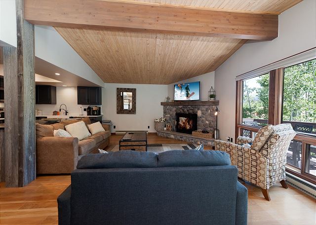 Pet Friendly Remodeled End Unit Townhome - Deck - Views - Steps to Lift 5