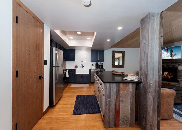 Pet Friendly Remodeled End Unit Townhome - Deck - Views - Steps to Lift 7