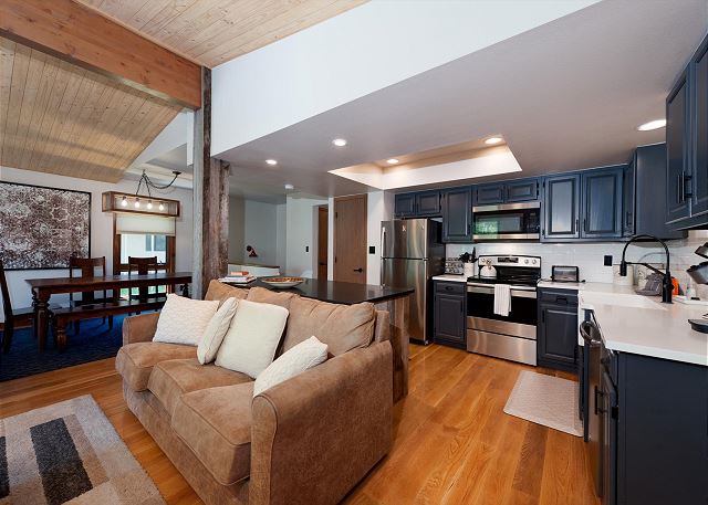 Pet Friendly Remodeled End Unit Townhome - Deck - Views - Steps to Lift 6