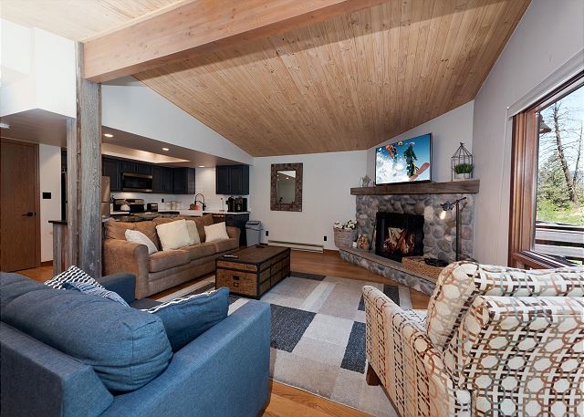 Pet Friendly Remodeled End Unit Townhome - Deck - Views - Steps to Lift 2