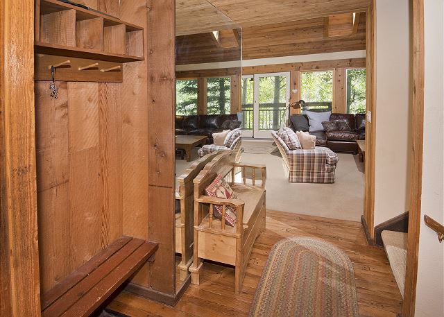 Vail Mountain Condo-5 minutes from Vail Village - On Free Ski Bus Route 10