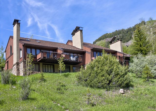 Vail Mountain Condo! 5 minutes from Vail Village | On Free Ski Bus Route 2