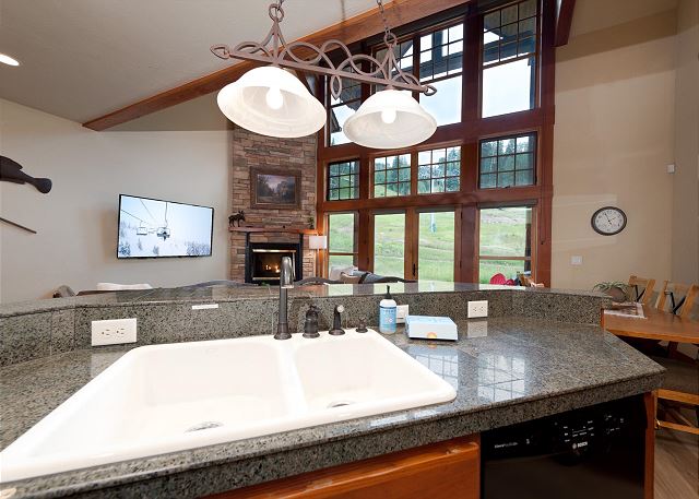 Luxury Townhome - Ski in/Ski Out - Best Location - Arcade Game 9