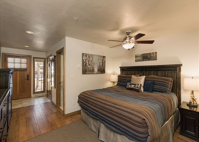 Corner Unit (#590) - Great Views - Golf Privileges - AC 9