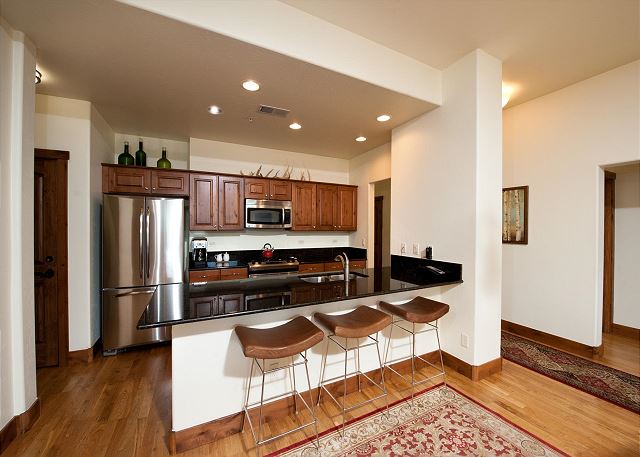 Luxury Condo by Main Plaza - Walk to Slopes - Deck with Amazing Views 10