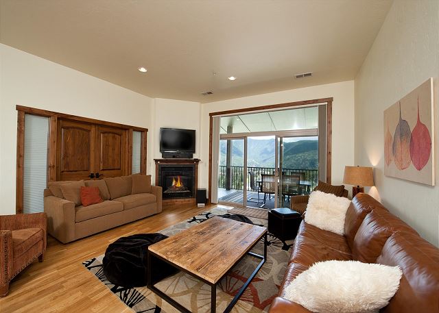 Luxury Condo by Main Plaza - Walk to Slopes - Deck with Amazing Views 4