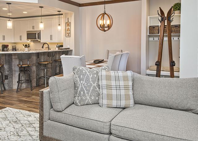 Renovated Ski-in/Ski-Out Condo | Great Location | Hot Tub & Pool 3