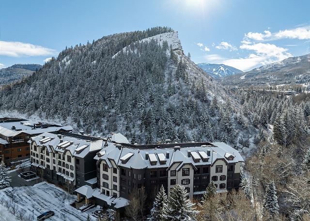 Walk to Avon | Free Shuttle to the Slopes | Heated Pool & Hot Tub