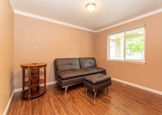 Furnished 30+ day rental close to Old Mill! Dog Friendly! 8