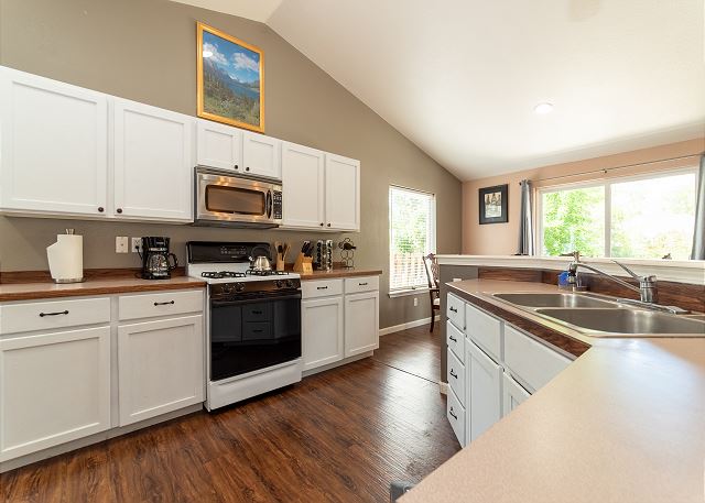 Furnished 30+ day rental close to Old Mill! Dog Friendly! 2