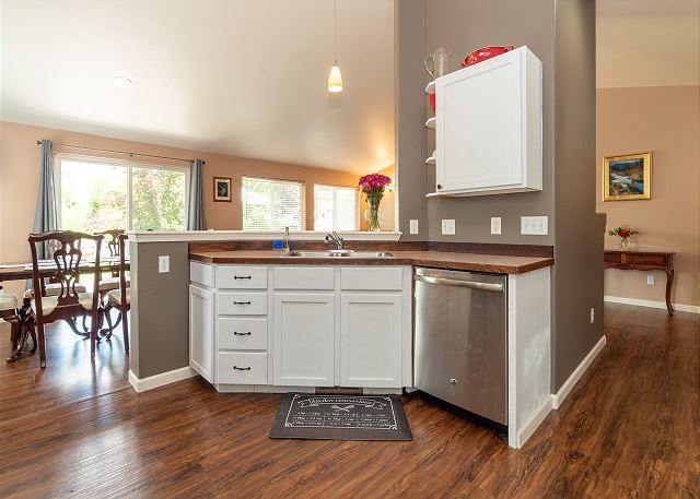 Furnished 30+ day rental close to Old Mill! Dog Friendly! 5