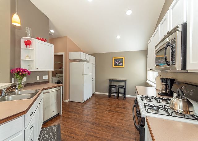 Furnished 30+ day rental close to Old Mill! Dog Friendly! 3