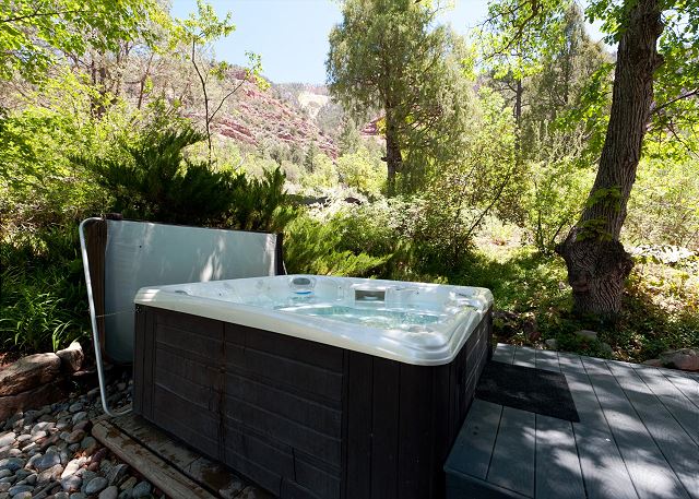 Luxury Home on 8 Acres - 9 Min. to DGO - Hot Tub/Fire Pit - Awesome Views - 9